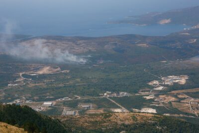 Fumées d’incendie au-dessus des collines d’une côte méditerranéenne
