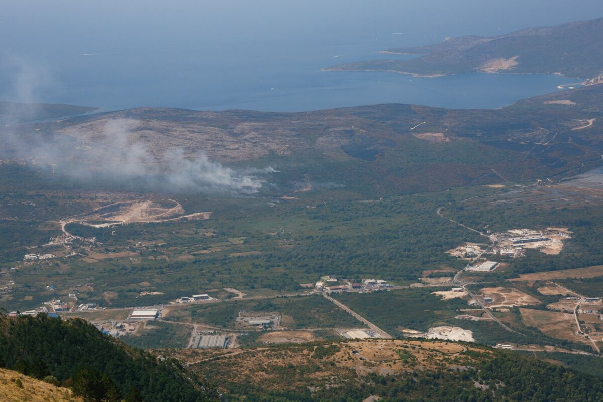 Fumées d’incendie au-dessus des collines d’une côte méditerranéenne