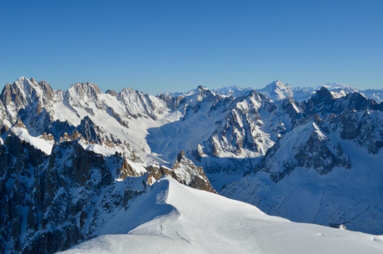 Mont Blanc : les refuges du Goûter et de Tête Rousse fermés, la voie normale à l&rsquo;arrêt — ce que ça change si vous aviez réservé