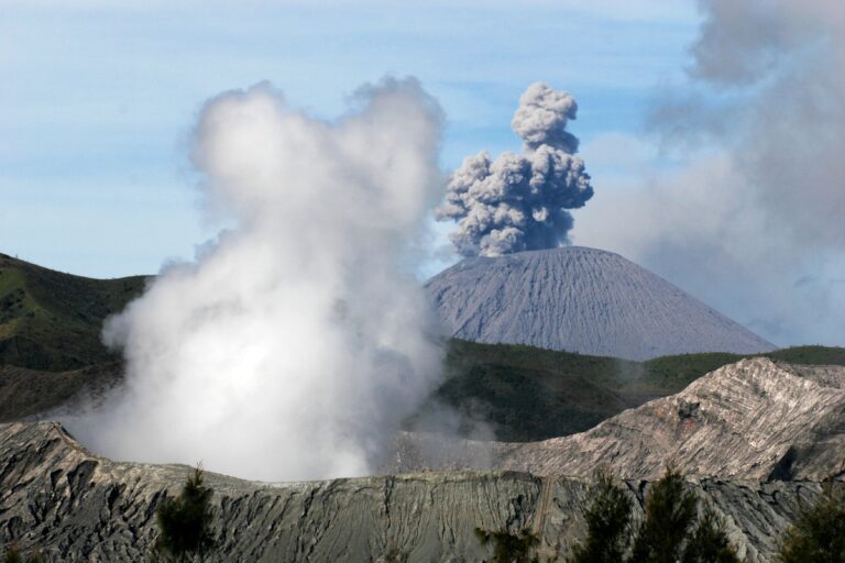 Éruption de l’Anak Krakatau : vols suspendus à Jakarta, ce que les voyageurs doivent vérifier